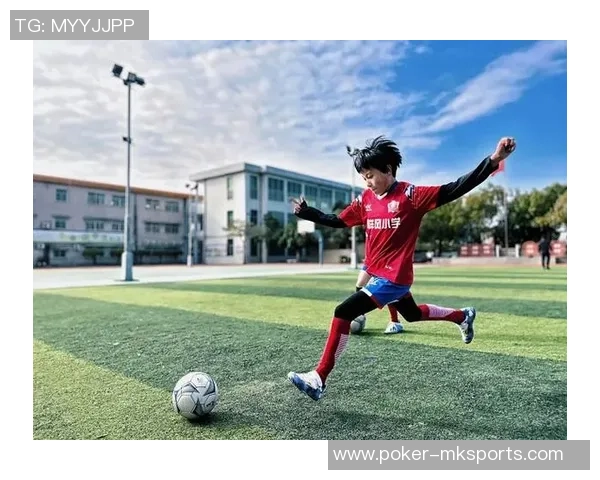 小女孩在阳光下快乐踢足球展现青春活力与梦想的美好瞬间 小女孩在阳光下快乐踢足球展现青春活力与梦想的美好瞬间