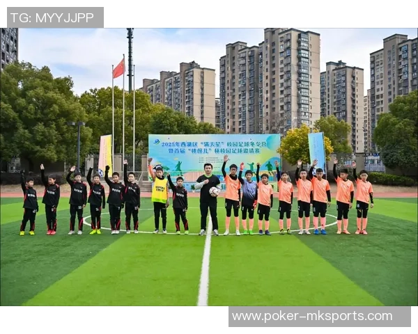 提着足球走的少年梦与成长路上的坚持与奋斗 提着足球走的少年梦与成长路上的坚持与奋斗